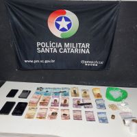 Dupla de traficantes é presa com mais de R$ 8 mil em dinheiro