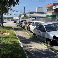 Saúde pública: Quase 50 carros estão abandonados pelo Estado a céu aberto
