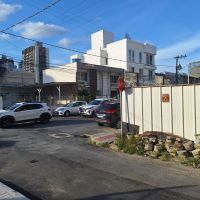 Entulho de obra ocupa calçada na rua 13 de Maio