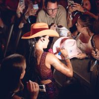 Com “água de coco e cerveja gelada”, Boiadeira levou multidão à praia Central de BC; veja imagens