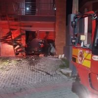 Acidente destrói casa e provoca vazamento de gás