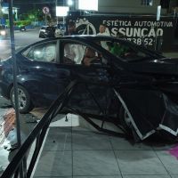 Carro invade calçada após acidente em cruzamento em Balneário Camboriú