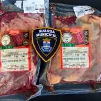 Homem em liberdade provisória esconde carne em mochila de mercado de Itajaí