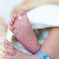 Bebê não espera a chegada dos bombeiros e nasce em casa