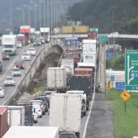 BR 101 tá congestionada no final da tarde