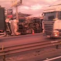 Carreta tomba pertinho do local de acidente na BR 101