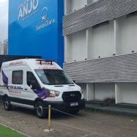 Menino que perdeu pais e avó na BR 101 volta para SP de ambulância