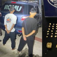 Pedras de crack são encontradas enterradas na praia Central