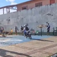 Motociclista sem CNH foge da PM e cruza praça com crianças