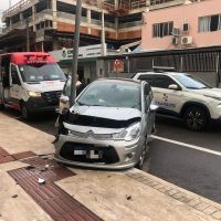 Motorista desmaia e bate em placa na rua Antônio Bittencourt