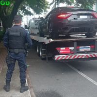 Carrão é guinchado com dívida de quase R$ 50 mil