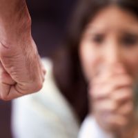 Mulher quase é enforcada pelo marido na praça da Bíblia