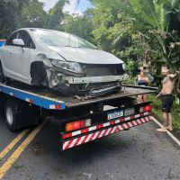 Honda Civic cai em ribanceira no São Judas Tadeu