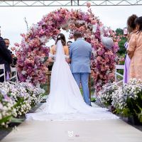 Cantora catarinense lança música inédita no próprio casamento; veja o vídeo