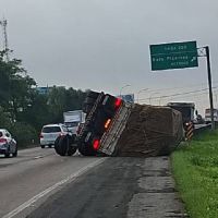 Caminhão tombado travou BR 101 por mais de cinco horas