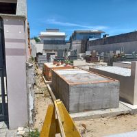 Moradores dividem paredes de casas com túmulos