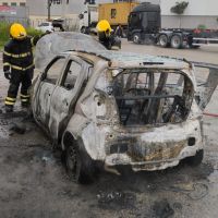 Mobi é destruído pelo fogo na BR 470