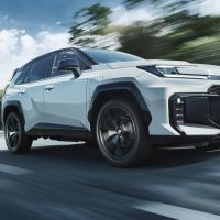 RAV4 ganha versão que roda até 150 km só na energia elétrica