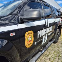 Dupla é presa por amarrar e esfaquear homem dentro de casa em Balneário Camboriú