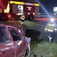 Carro na contramão bate de frente com caminhão
