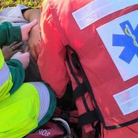 Trabalhador cai de escada e corta pedaço do braço em chapa metálica