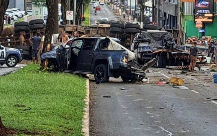 Caminhão desgovernado atingiu 12 veículos e deixou 20 pessoas feridas em Chapecó (Foto: Reprodução)