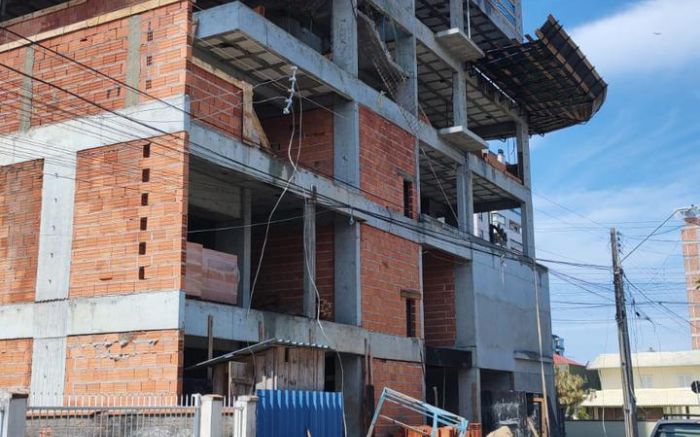 Obra na rua Gerhard Schmidt já provocou queda de materiais e rompimento de cabos de energia e internet (Foto: Leitor)