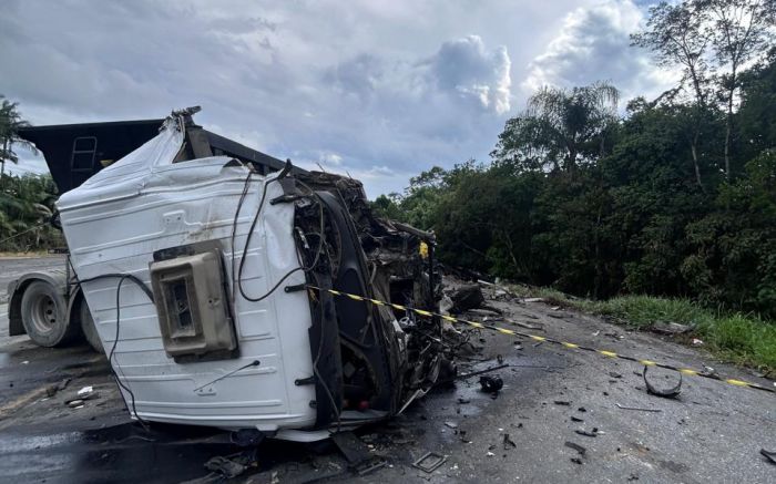 Acidente entre carreta e caminhão na SC 416, em Garuva, terminou com a morte de um motorista (Foto: Divulgação CBMSC)