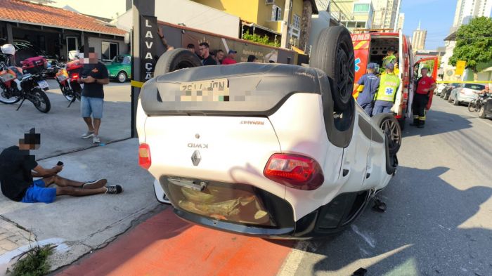 Veículo capotou na rua 2000 (Foto: Divulgação PMBC)