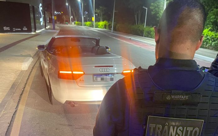 Audi conversível foi apreendido na Barra Sul (Foto: Divulgação PMBC)