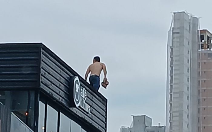 Ele ameaçou jogar telhas em pedestres; polícia e bombeiros foram acionados (Foto: Leitor)