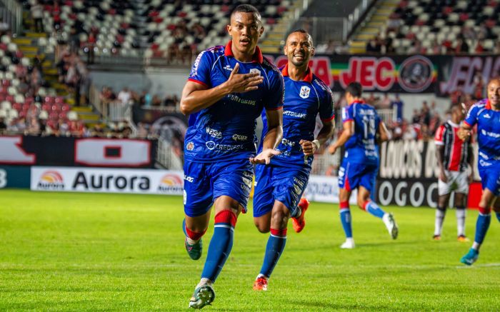 Marinheiro virou jogo que ficou parado por quase uma hora no segundo tempo (Foto: Vica Bueno)