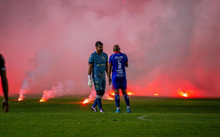 Partida ficou 52 minutos paralisada até que Polícia Militar autorizasse o reinício (Foto: Vica Bueno)