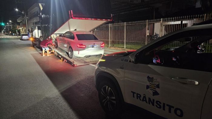 Um carro de luxo foi apreendido pela segunda vez com irregularidades (Foto: Divulgação/AutarquiaBC)
