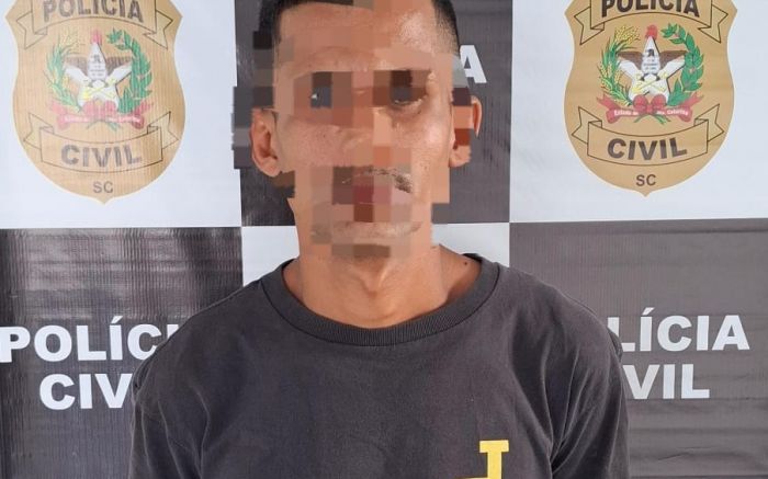 Suspeito foi levado para a delegacia após prisão no bairro Cordeiros (Foto: Divulgação PCSC)