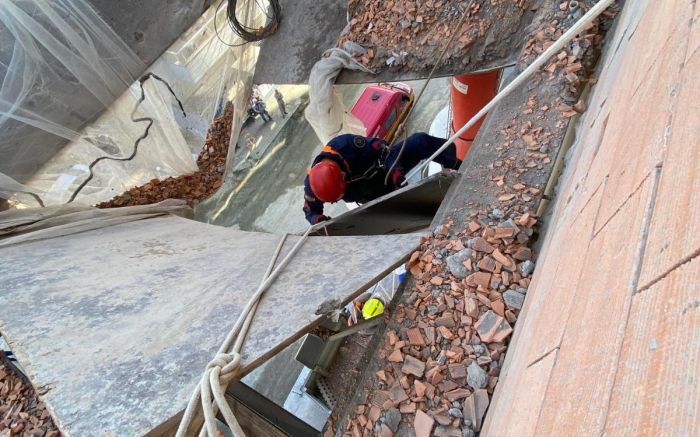 Ele chegou a cair, mas acabou pendurado pelos cabos fixos na cintura e ombros a cerca de 15 metros de altura