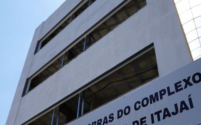Obra ficou abandonada por anos até nova licitação (Foto: João Batista)