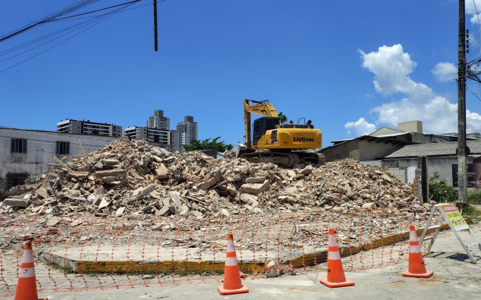 Máquinas da prefeitura derrubaram imóvel na esquina das ruas José Francisco Constantino e Olegário de Souza Júnior (Foto: Fran Marcon)