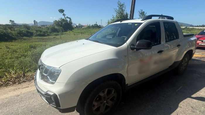 Ação foi registrada por câmeras de monitoramento; Caminhonete foi recuperada (Foto: PMSC)