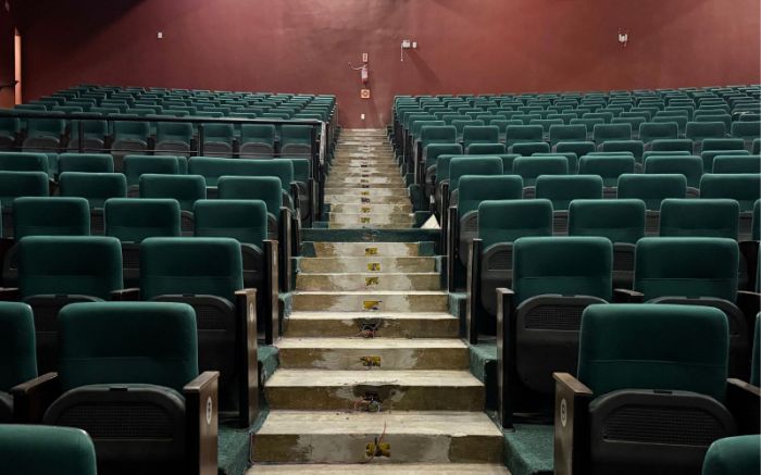 Equipe de obras também mexe na tubulação do teatro (Foto: Divulgação/PMI)