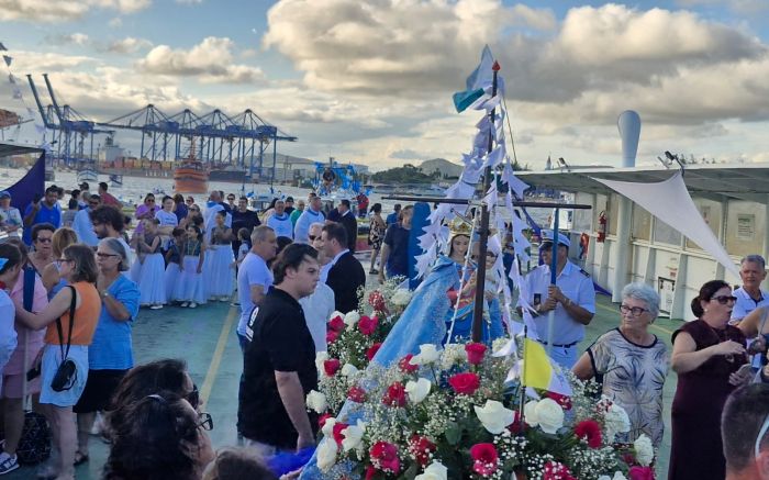 Procissão movimentou o rio Itajaí-açu (Foto: Marcos Porto)