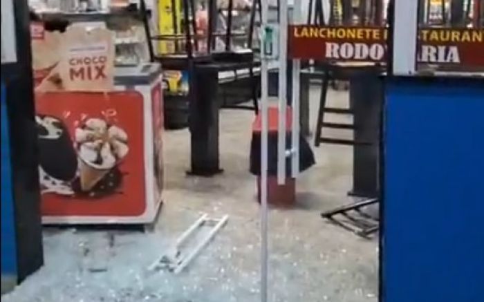 Porta e janelas da lanchonete foram quebradas (Foto: Leitor)