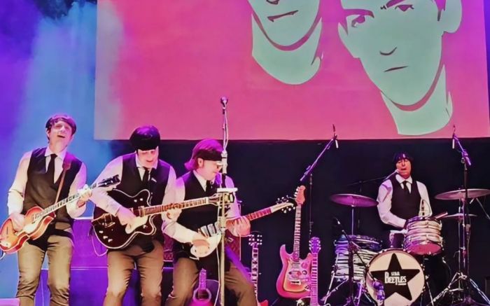 Banda argentina recria todas as fases dos Beatles com figurinos, instrumentos de época e fidelidade histórica (Foto: Divulgação)