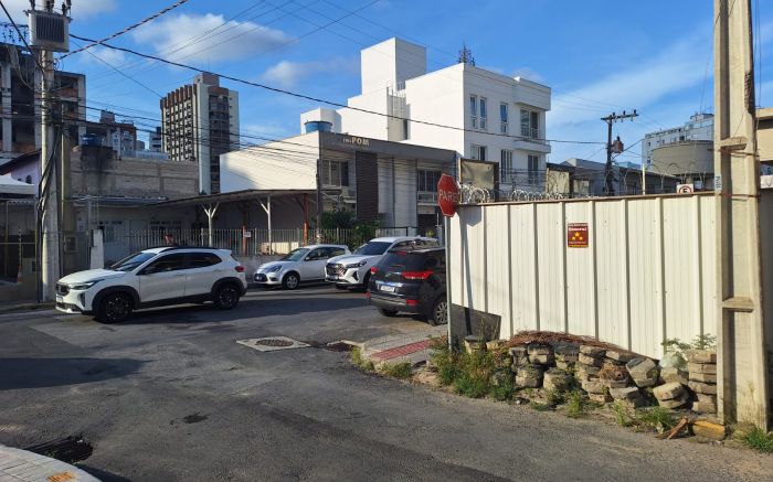 Entulho dificulta a passagem de pedestres (Foto: Leitor)