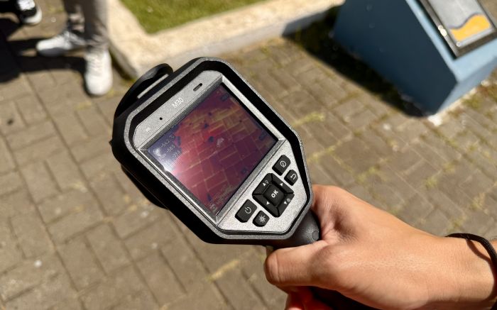 Medições apontaram asfalto a 56 graus e calçada a 54 na avenida Marcos Konder (Foto: Gabi Rudolf)