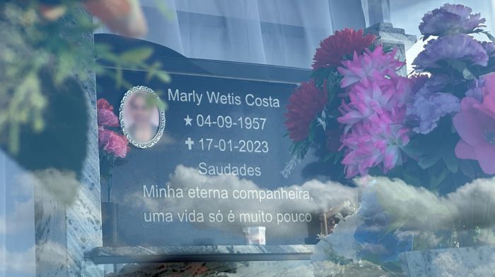 Jazigo no cemitério do Espinheiros virou ponto fixo de oração e saudade (Foto: Camila Diel)