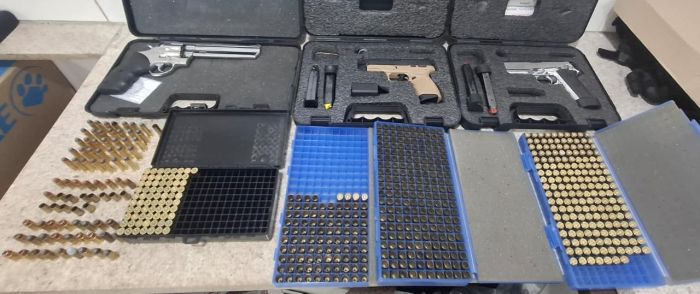 Polícia recolheu três armas e munições do apartamento (Foto: PMSC)