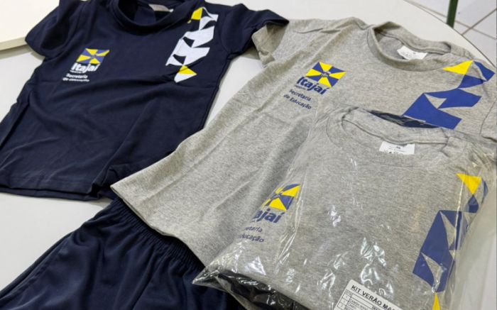 Materiais escolares e novos uniformes são entregues com a identidade visual atualizada do município (Foto: Divulgação/PMI)