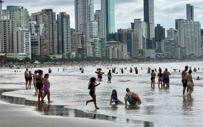 Às vésperas do carnaval, qualidade da água na praia Central está adequada (Foto: Gabi Rudolf)