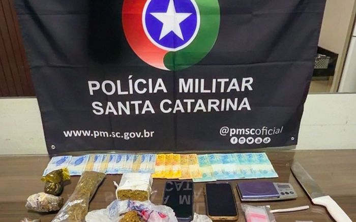 Polícia Militar encontrou drogas, balanças e embalagens após denúncia